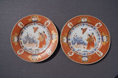 Une paire d'assiettes en porcelaine de Chine de style Imari &agrave; d&eacute;cor &quot;Dames au Parasol&quot;, Qianlong, ca. 1736-1738